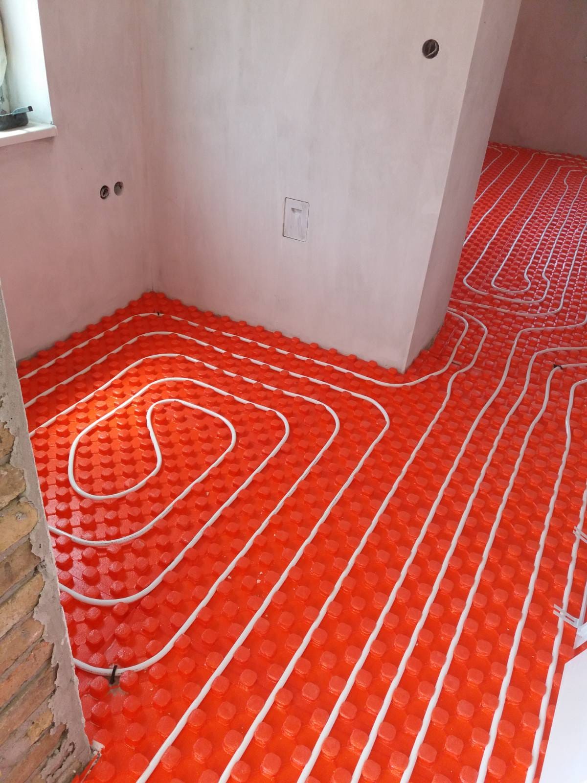 Serviser klima uređaja u radu